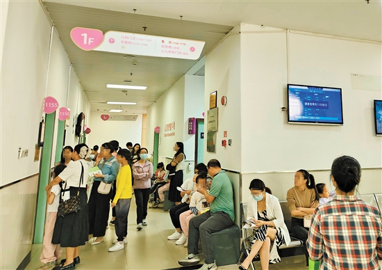 我市不少醫(yī)院的兒科門診接診量有明顯增長趨勢。