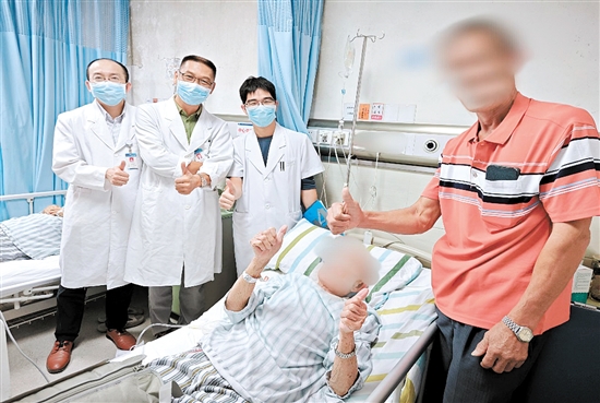 患者及家屬為醫(yī)護(hù)人員點(diǎn)贊。