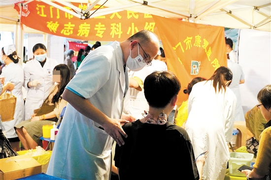 市民在夜市體驗中醫(yī)傳統(tǒng)療法。