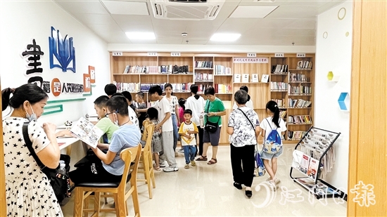 江南街道江翠社區(qū)黨群服務(wù)中心圖書角，一到周末讀者便絡(luò)繹不絕。