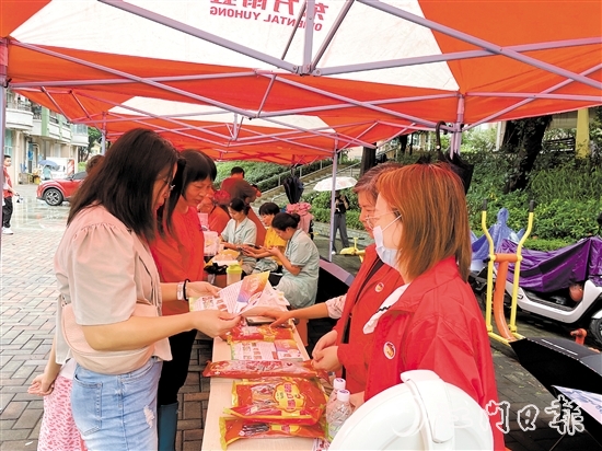 在怡康華庭小區(qū)，志愿者為市民派送“蓬友優(yōu)享”優(yōu)惠券。