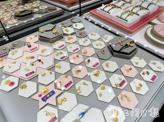小“金豆”等小件黃金首飾受到部分消費(fèi)者的青睞。