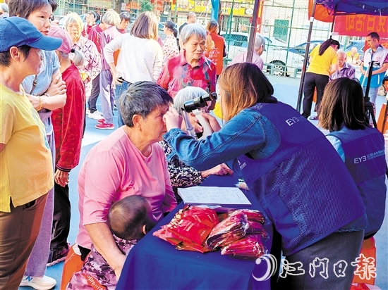在文苑社區(qū)黨群服務(wù)集市，居民可以享受到健康義診等便民公益服務(wù)。