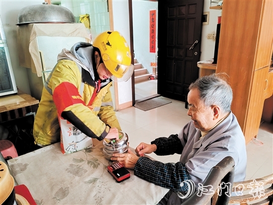 外賣(mài)騎手積極參與“老年助餐”行動(dòng)，為石沖社區(qū)的老年人派送“溫暖外賣(mài)”。