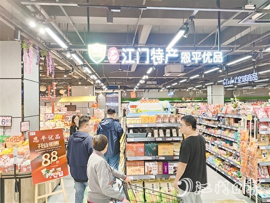 中山市金盛隆購(gòu)物中心將軍店內(nèi)的“江門特產(chǎn)·恩平優(yōu)品”展銷專柜吸引不少消費(fèi)者前來(lái)選購(gòu)。