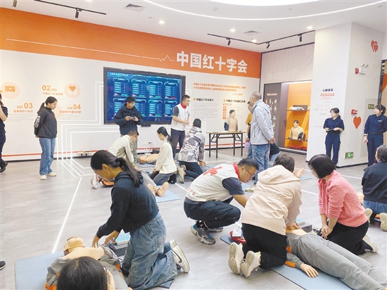 移交AED后，江海區(qū)紅十字會還開展培訓(xùn)，提升相關(guān)人員的應(yīng)急救護(hù)能力。