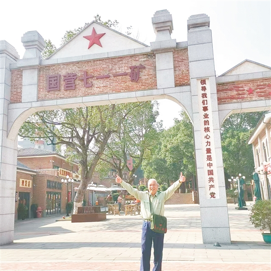 周忠東熱衷紅色旅游。