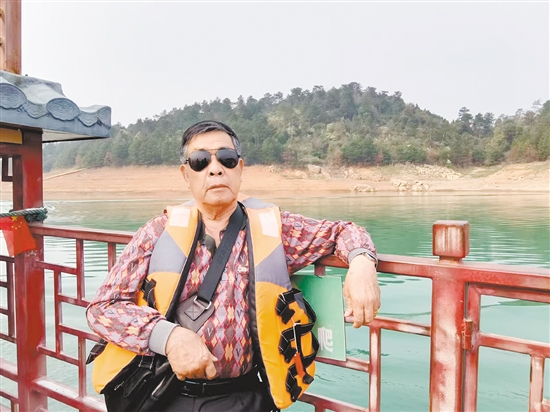 何華晃在外旅游，投身大自然的懷抱。
