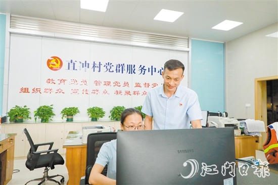 郭衛(wèi)強把在直沖村的奮斗歷程比作馬拉松賽。這是郭衛(wèi)強（右一）參加江門馬拉松賽，途經(jīng)江海城市宣傳畫。范慧敏