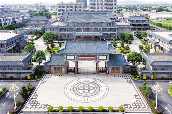 大江鎮(zhèn)是首個(gè)被中國(guó)家具協(xié)會(huì)授予“中國(guó)傳統(tǒng)家具專(zhuān)業(yè)鎮(zhèn)”稱(chēng)號(hào)的鎮(zhèn)街，擁有傳統(tǒng)家具企業(yè)200多家，從業(yè)人員超5000名。