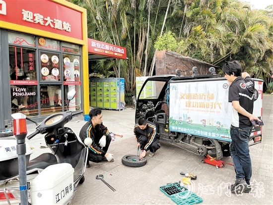 騎手小哥在新業(yè)態(tài)服務(wù)互助點(diǎn)就能完成電動(dòng)車檢修。