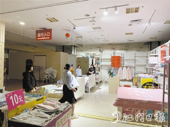 商場內(nèi)許多商家打出“月底撤場”“虧本清貨”“一件不留”等標(biāo)語。