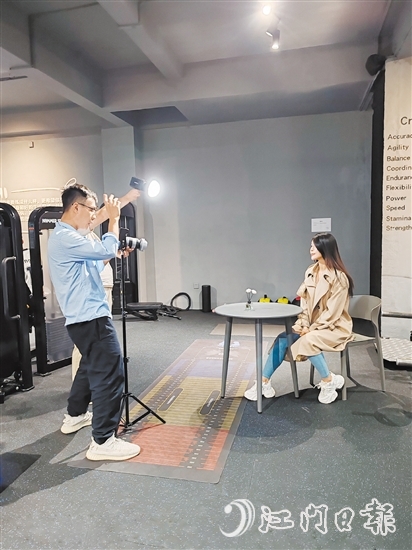 短視頻以其短小精悍、易于分享的特點(diǎn)，正成為快速吸引流量的“利器”。圖為商家在拍攝短視頻。
