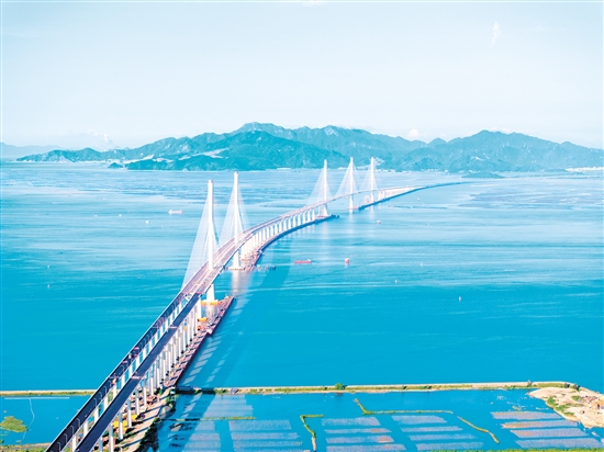 鳥瞰視角下的高欄港大橋（近）和黃茅海大橋（遠(yuǎn)）。