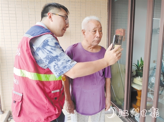 老年人在志愿者幫助下與親人視頻通話。