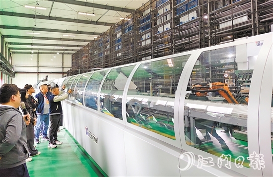 學(xué)員們深入白云電氣集團(tuán)、電商基地進(jìn)行參觀。