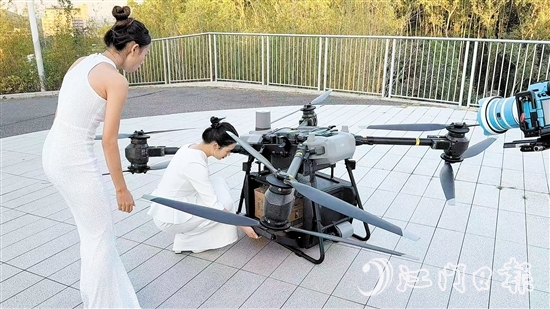 無人機把外賣送到泉林飛行主題館。
