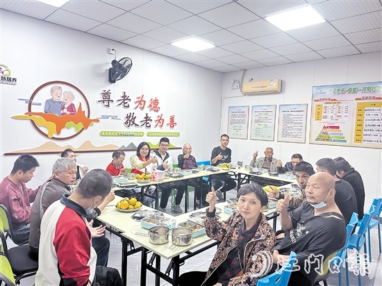 河南社區(qū)長者食堂為社區(qū)內(nèi)60歲及以上的低保、特困供養(yǎng)人員、殘疾人及獨居困難長者提供全年優(yōu)惠餐飲服務(wù)。