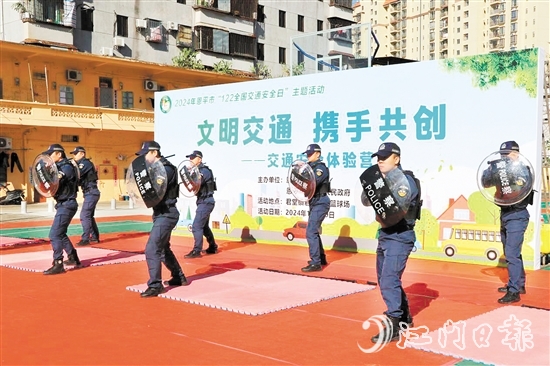 活動中，民警表演盾棍制暴動術(shù)和盾棍基礎(chǔ)動作。
