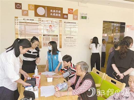 江南街道提供一站式養(yǎng)老服務(wù)，為老年人免費體檢。