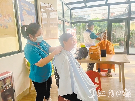 江南街道聯(lián)合社工機構(gòu)開展義剪活動。
