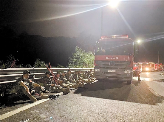 奮戰(zhàn)到后半夜，民兵們在路邊休整。