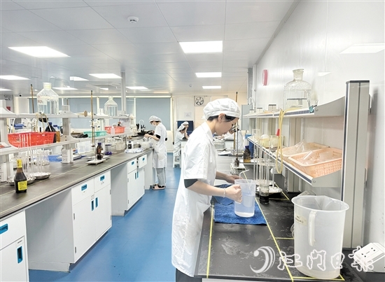 東古研發(fā)實(shí)驗(yàn)分析中心的工作人員正在對(duì)產(chǎn)品進(jìn)行監(jiān)控和檢測(cè)。