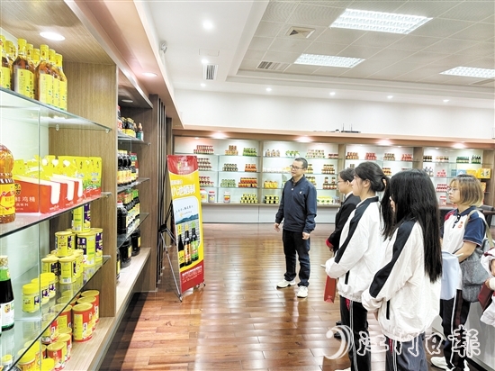 學(xué)生們?cè)趨⒂^東古公司展廳。