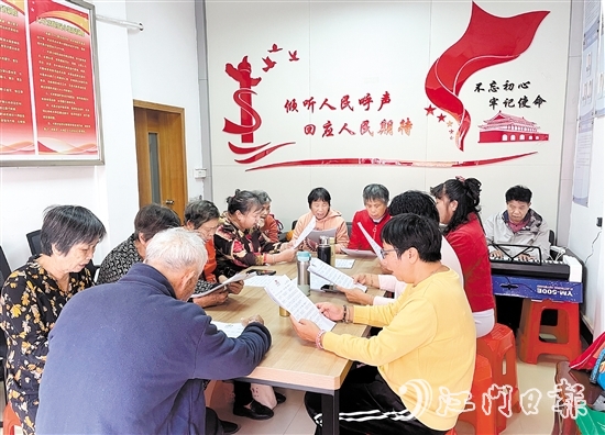 文昌沙社區(qū)居民在黨群服務中心開展“唱響鄰里好聲音”紅歌獻唱活動。