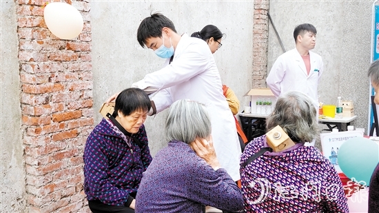 村民在中醫(yī)集市可以體驗(yàn)刮痧、艾灸、拔罐等中醫(yī)療法。