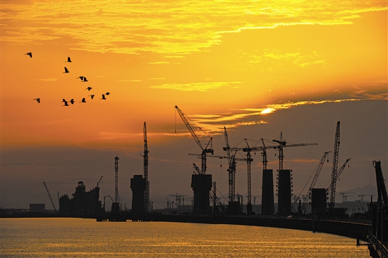 落日黃昏下，水鳥成群飛過黃茅?？绾Ｍǖ?。