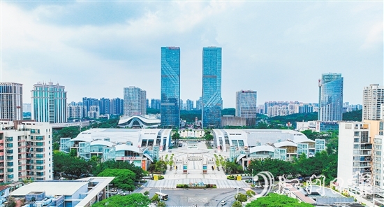 環(huán)市街道不斷提升轄區(qū)商圈整體競(jìng)爭(zhēng)力，為消費(fèi)市場(chǎng)注入更多創(chuàng)新元素和活力。圖為環(huán)五邑華僑廣場(chǎng)商圈。劉淑君