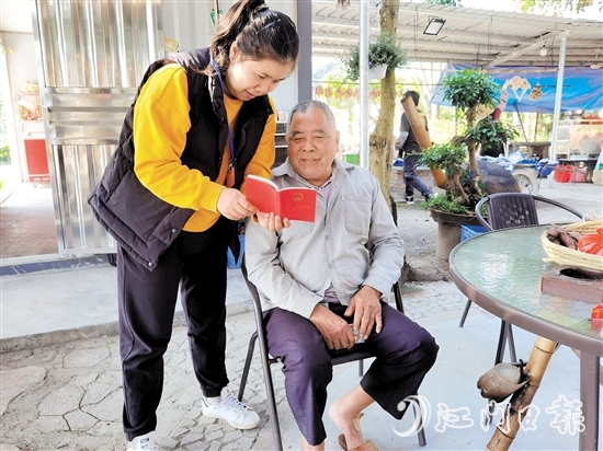 那吉鎮(zhèn)人大代表向群眾普法。