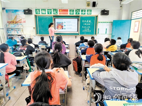 良西鎮(zhèn)積極推動憲法宣傳進(jìn)校園。