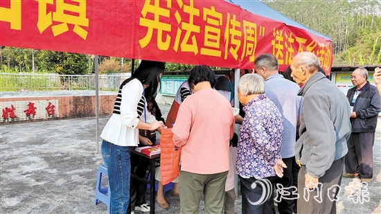 大田鎮(zhèn)開展憲法宣傳下鄉(xiāng)活動。