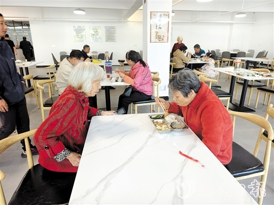 錦江社區(qū)長者食堂的飯菜價格“接地氣”，整潔、衛(wèi)生的環(huán)境令大家安心、放心。