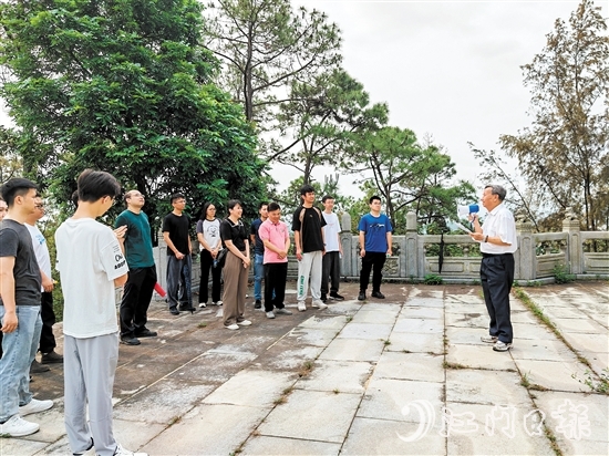 學(xué)員們聽非遺傳承人講述開元塔的故事。