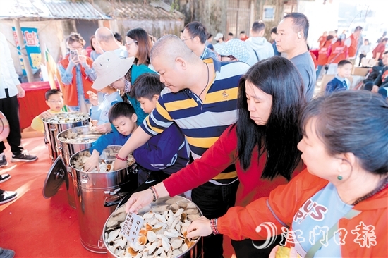 游客感受不同年份的新會(huì)陳皮顏色和香氣。