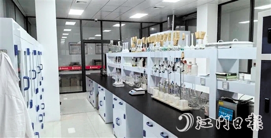 華鰲合金成為與華南理工大學深入開展校企合作的高新企業(yè)之一，雙方致力于先進金屬材料的前沿技術(shù)研發(fā)。