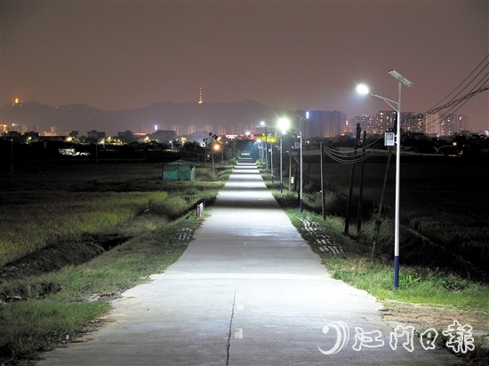 在古勞鎮(zhèn)大埠村，新安裝的太陽能路燈照亮村民的回家路。