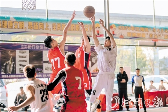 球員在賽事收官戰(zhàn)中拼盡全力、賽出風(fēng)采。