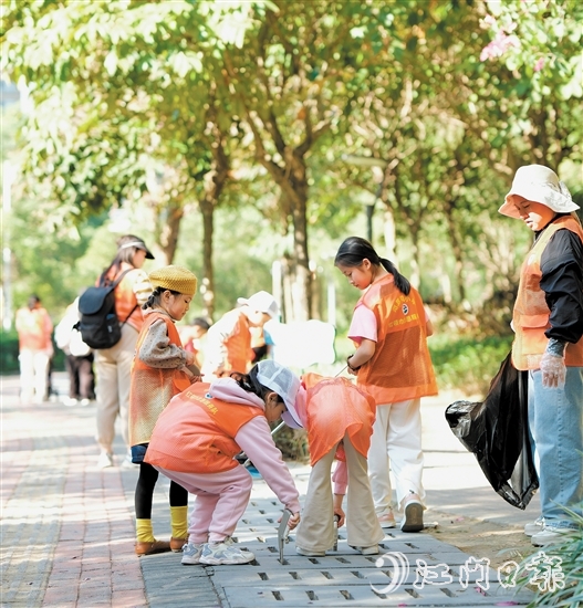 江門市范羅岡小學(xué)家長志愿服務(wù)隊(duì)通過“大手拉小手”的形式，在范羅岡小學(xué)濱江校區(qū)周邊開展全方位清潔巡查。
