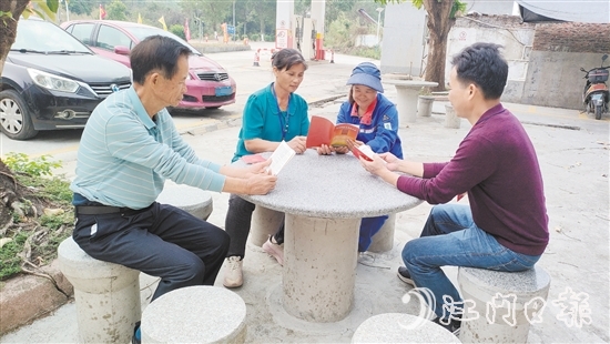 牛江鎮(zhèn)人大代表向群眾發(fā)放憲法宣傳冊(cè)，為他們答疑解惑。