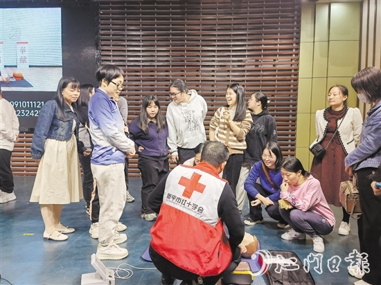 培訓(xùn)導(dǎo)師圍繞心肺復(fù)蘇和AED設(shè)備的聯(lián)合使用等急救知識(shí)技能進(jìn)行授課，對(duì)操作技術(shù)要領(lǐng)進(jìn)行詳細(xì)講解和同步示范。
