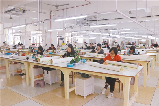 畫師們在各自崗位專注地畫畫。