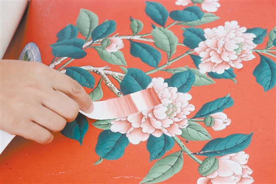 調(diào)色師在比對顏色，差一點都不行。