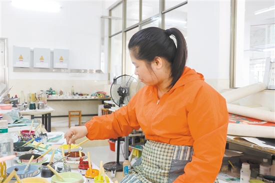 為達到最佳效果，調(diào)配一個顏色通常要2個小時。