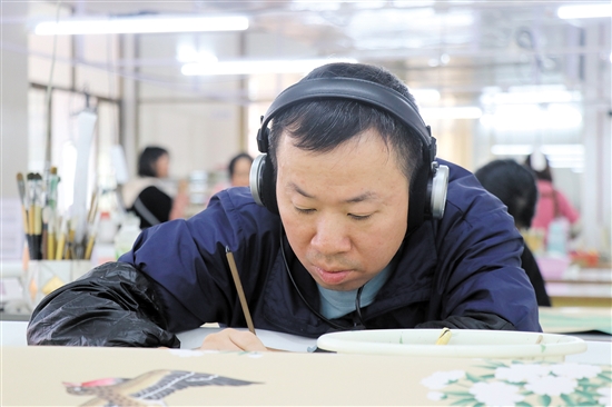 畫師戴著耳機，可以讓精神更專注。（受訪者供圖）