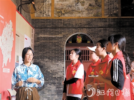 “行走中的黨課”讓學習形式“活”起來、“動”起來、“熱”起來。圖為黨員到南村村參觀學習。