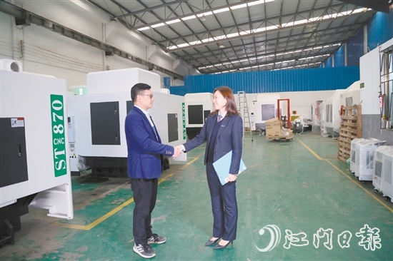 江門農(nóng)商銀行完善科技金融產(chǎn)品體系，積極支持信息技術(shù)、高端制造等戰(zhàn)略性產(chǎn)業(yè)集群建設(shè)。